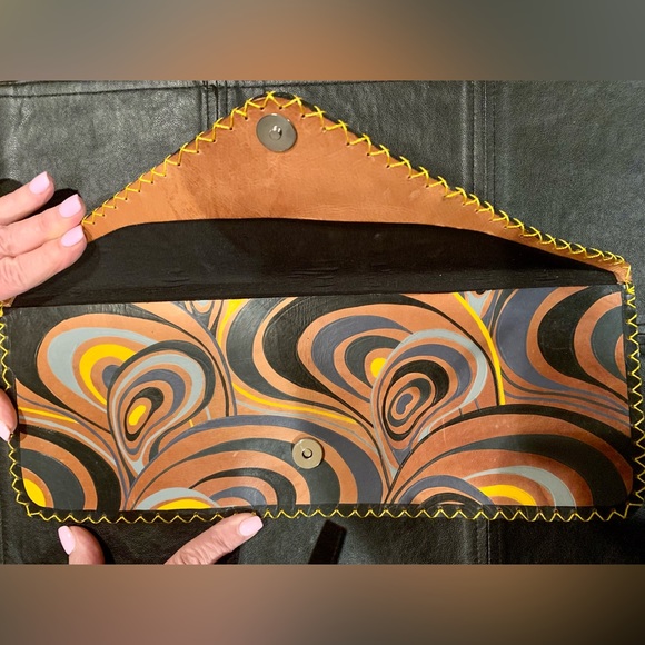 NWOT ADRIANA MARTINEZ CLUTCH. ART WORK ON A PURSE. ABSOLUTELY GORGEOUS COLORS❤️ - Picture 3 of 6